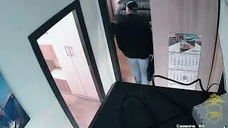 Во Владивостоке задержали курьера, который оказался серийным офисным вором