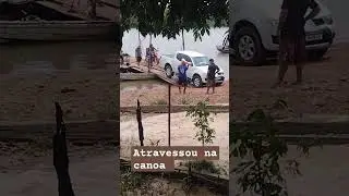 Camionete atravessando o rio numa canoa