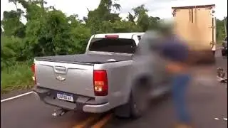 Motorista não vê sinalização e bate S10 violentamente contra caminhão em MT