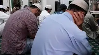 Salat Jumaat di Masjid Musulman Vietnam Dong Du District 1