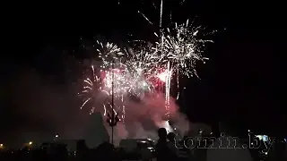 Фейерверк у ТРЦ 