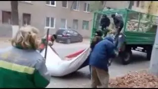 СК прекратил дело против дворников, которые собирали листья в российский флаг