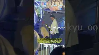Bruno Mars kept his hand in place waiting for Rosé to hold it to go up the stairs 