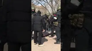 Русские войска избивают мирных людей в оккупированном Бердянске.