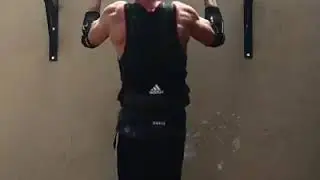 Vadym haciendo dominadas en con peso