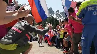 Slovenski navijači na Višarjah ob zmagi Primoža Rogliča na kronometru Gira d'Italia