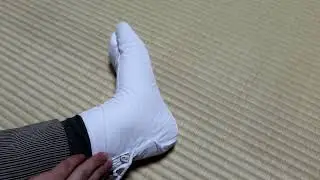 A Noh performer wears tabi(足袋)
