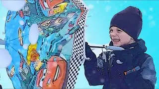 Игры в снежки. Атака снежков  Глеб с мамой играют в снежки