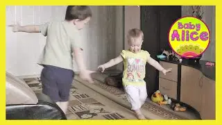 Алиса танцует и играет с братиком