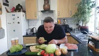 celebrates losing the first six kilos and on this occasion a hamburger without carbohydrates was bro