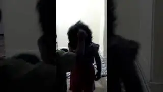 Saçını çeken tatlı bebek