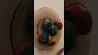 Маша красит яйца на пасху 🥚🥚🥚