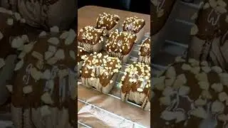 Макарон-сникерс. Хотели бы попробовать? #макарон#сникерс