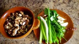 Салат с яйцом, помидором и грецким орехом. Грузинская кухня.