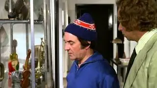 Высокий блондин в черном ботинке