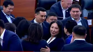 Депутаттар Жаныбек Абировду ЫЙЛАП узатыштыбы :) - ВИДЕО 