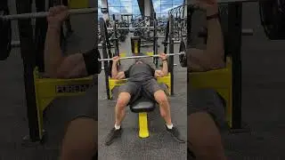 Ставлю рекорд. Жму соточку #качалка #тренажерныйзал