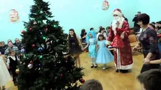 Новогодний танец возле елки