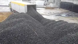 Разгрузка щебня из пеностекла - саморазгружающийся щеповоз - объем материала 92 м3