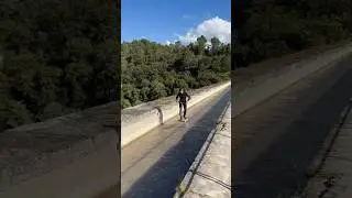 Pourquoi marcher quand on peut traverser un pont en foil ? Bien plus pratique et plus rapide 👌🏻