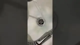 Прочищаю засор в ванной
