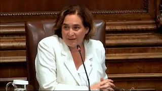 Ada Colau se despide del pleno de Barcelona