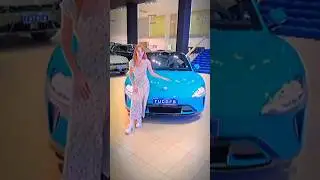 Зашли к знакомым в автосалон, а туда как раз подогнали какую-то красивую новую Ксиоми
