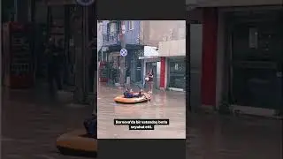 Bornova'da botla işe giden vatandaş.. #haber #taşkın #risk