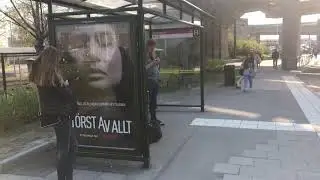 Общественный транспорт в утренние часы в пригороде Стокгольма, окрестности и парк