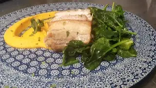 Gustosa Pancia di maiale con crema di carote e spinaci