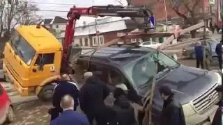 Эвакуаторщик уронил Крузак на Камри