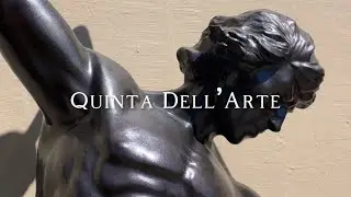 Escultura Self Made Man disponível para venda na Quinta DellArte. Possui 2 metros de altura em fibra