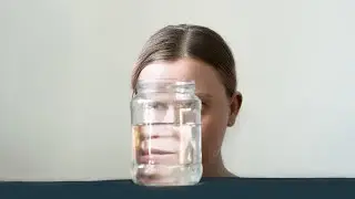 Идея для фотосессии дома. Фото через бокал, банку с водой. 