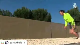 как качает ноги Бэйл
