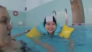Арсений купается в бассейне