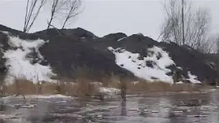 Опасный снег сливают в реку