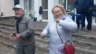 Казахский хит с поцелуями.💋07.10.2023.🤗🥰💋В Гомельском парке.