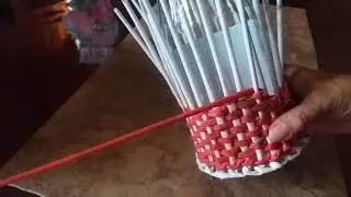 Оригинальная подставка под бутылочку, Газетное плетение