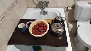 В Ванной С Клубникой