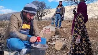 Sadiq's return to Elham's house to get back a hand lamp for lighting at night