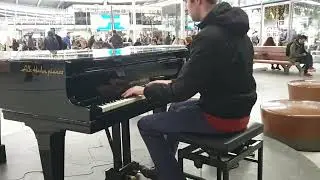 Piano improvisation on Utrecht Centraal station