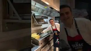 С какой улыбкой он готовит