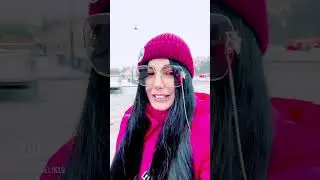 Мариэль гуляет на Речном вокзале.