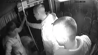 Двое парней напали на девушек в автобусе
