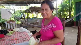 PREPARANDO UN RICO CURTIDO PARA PUPUSAS