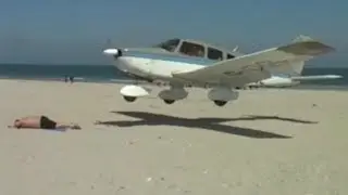 Flugzeug landet fast im Sand auf einem Urlauber am Strand von Helgoland