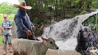 levei a piazada tomar banho na cachoeira