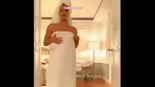 Banyodan çıkıp üzerindeki havlusunu açan çıplak kadın