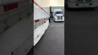 Профессиональный трак драйвер в Америке.