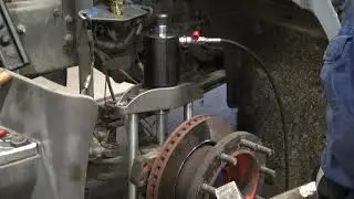 Выпрессовка шкворня на Volvo FL часть 1, для увеличения усилия удар кувалдой по штоку.